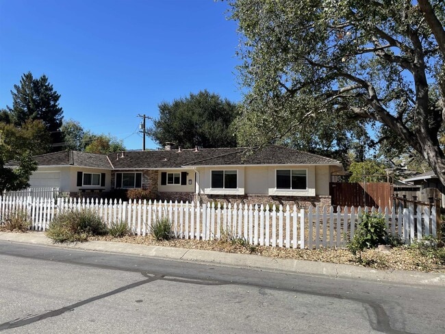 Photo - 2048 Louise Ln