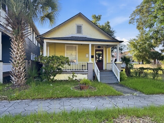Building Photo - 1831 N Laura St