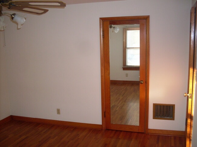 Main upstairs bedroom - 507A N Division Ave Unit A