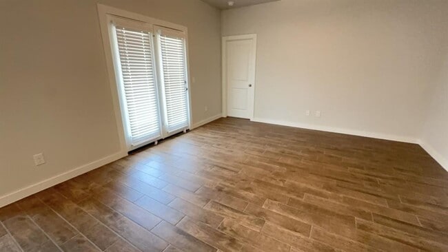 Photo - 17019 Oak Dr