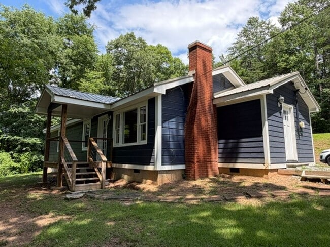 Building Photo - 3 Bedroom 2 Bath house