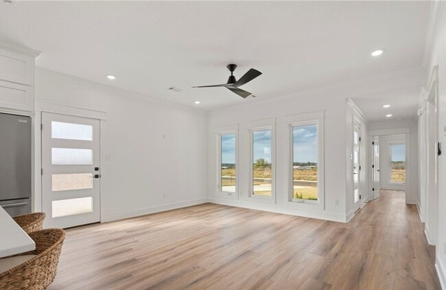 Photo - Lovely Modern Home-Three Bed/Three Bath/Up...