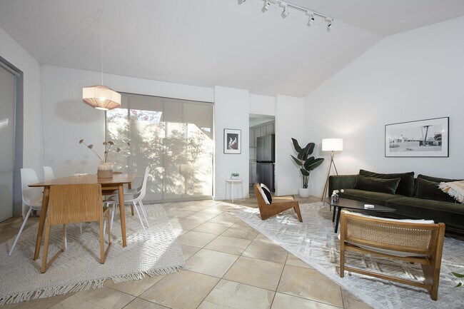 Photo - 2501 N Indian Canyon Dr Unit 611