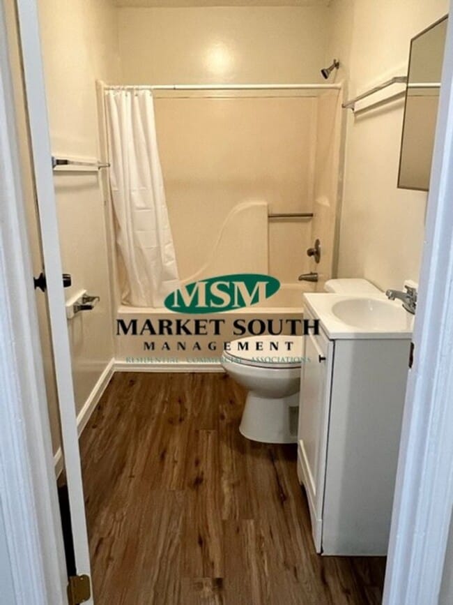 Building Photo - ** CONVENIENT LOCATION **