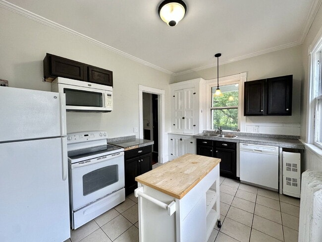 Building Photo - 858 Union St Rental