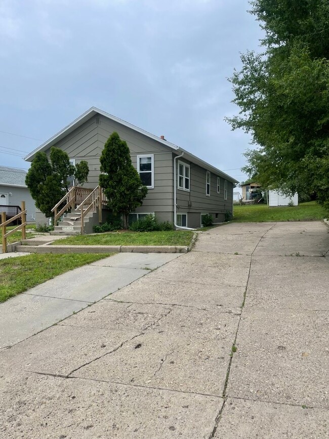 Building Photo - 106 8th St NW Unit Upper Level