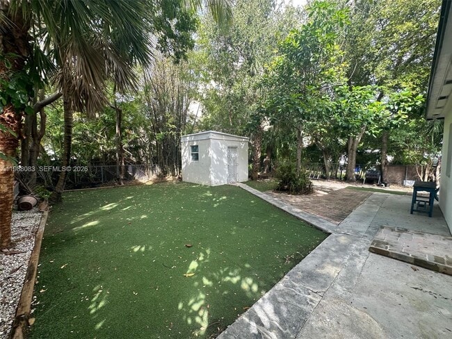 Building Photo - 565 NE 65th St Unit 2