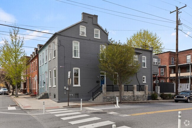Building Photo - Beautiful 3BR 2.5 BA Townhouse in Downtown...