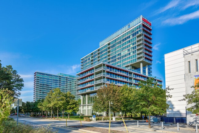 Building Photo - 9655 Woods Dr Unit 1710 Rental