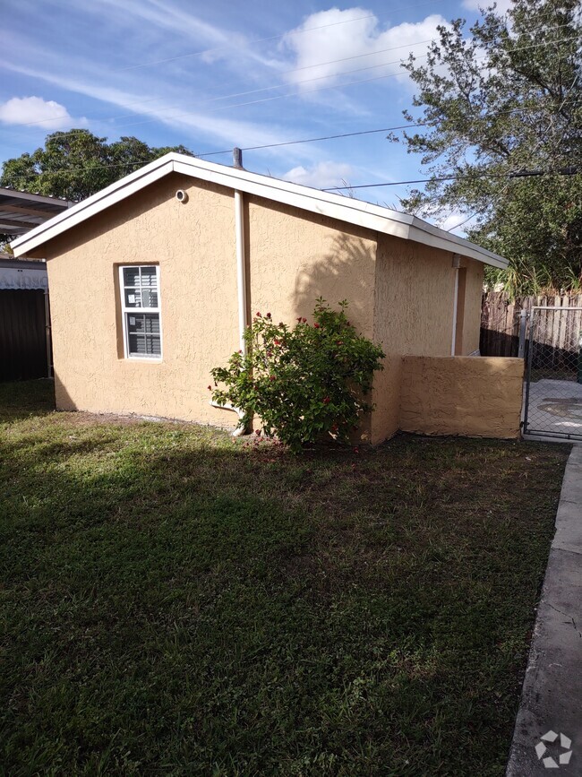 Building Photo - 2507 Superior St Rental