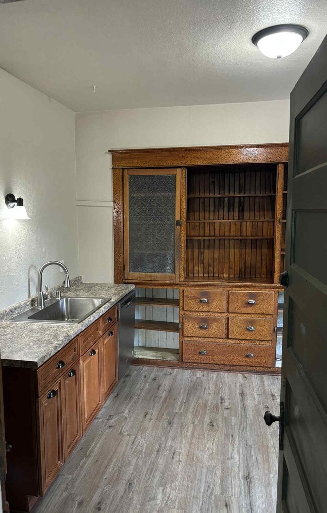 lots of storage space - 633 E Burleigh St Unit 2