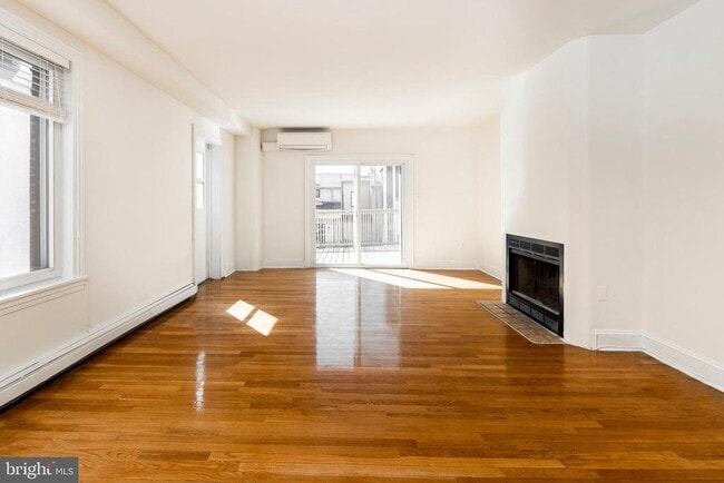 Building Photo - 1912 Spruce St Unit 1R Rental