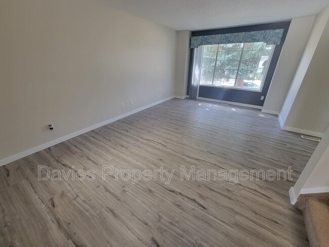Photo - 8006-815A 15a Ave NW