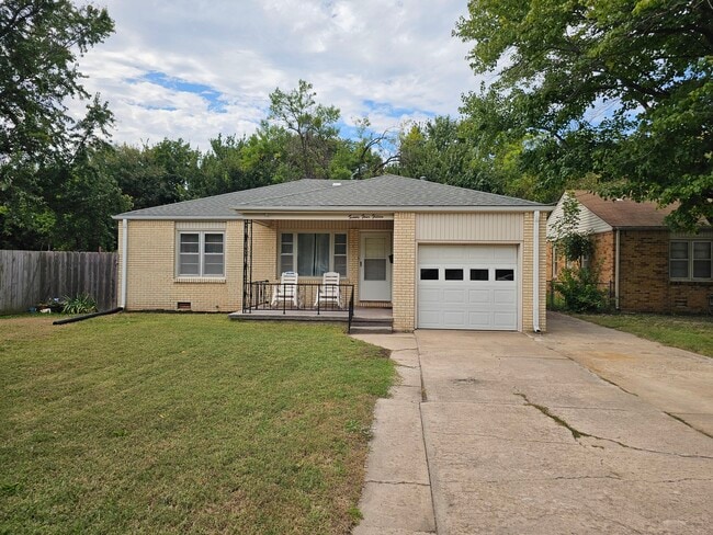 Building Photo - 2415 S Poplar Dr