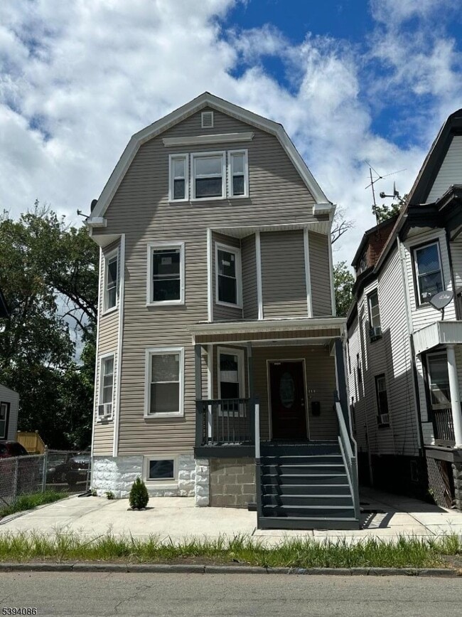 Building Photo - 205 N Clinton St Unit 3