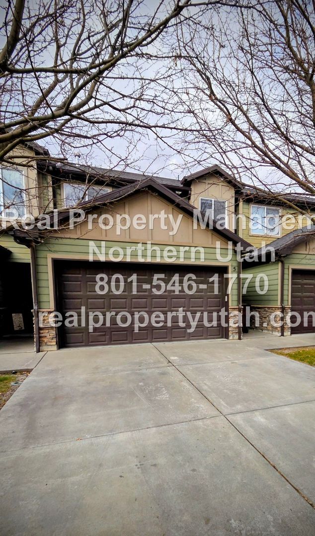 Photo - 3 Bedroom 2 Bath Townhome in West Haven Av...