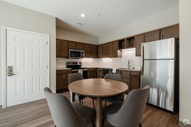 1BR, 1BA - 685SF - Kitchen