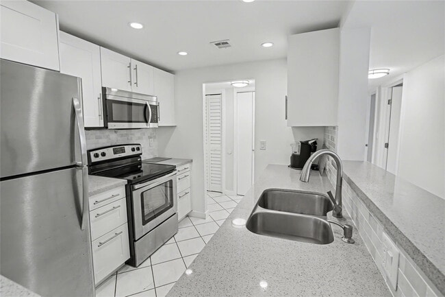 Photo - 1009 N Ocean Blvd Unidad 110