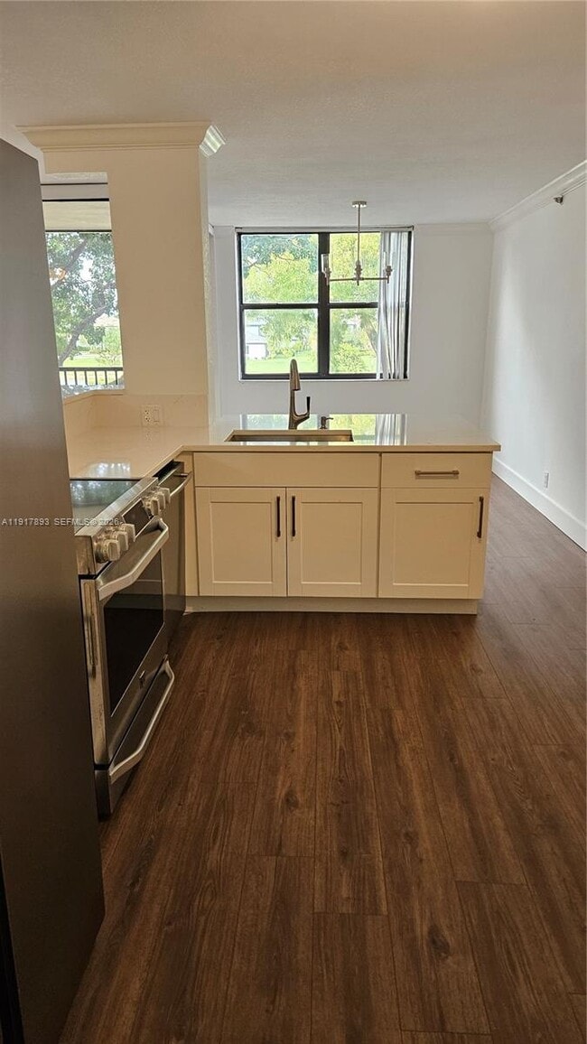 Building Photo - 105 Lake Emerald Dr Unit 311