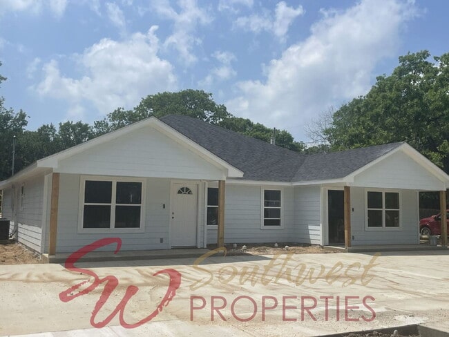 Building Photo - 3 bedroom 3 bath nearly new construction!