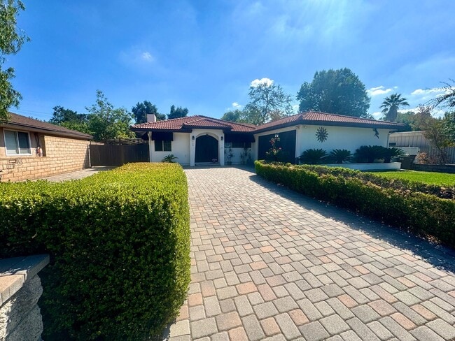Building Photo - Charming Village Home – Steps from Claremo...
