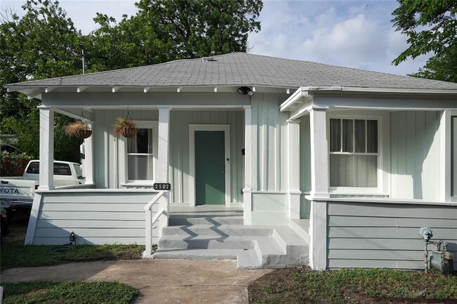 Photo - 2502 E 6th St House