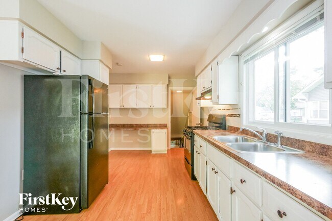 Photo - 728 Watson St