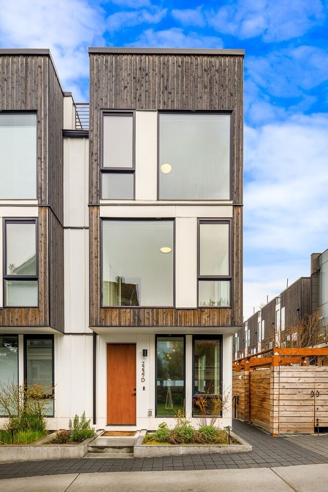 Photo - Eastlake 3 Bedroom Townhouse with Rooftop Deck/Views