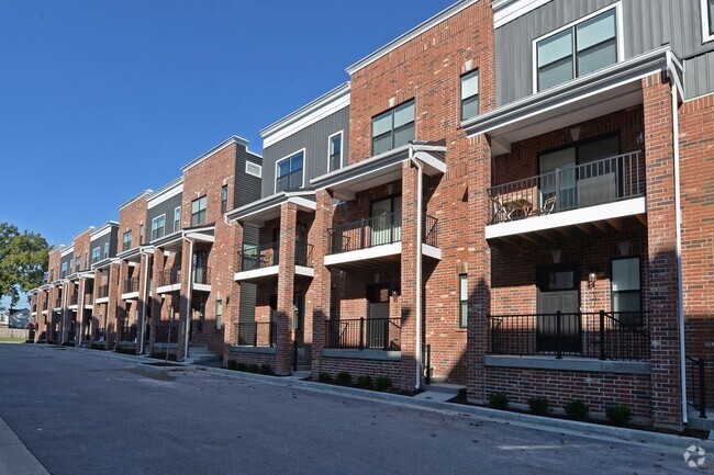 Building Photo - New Townhouse in The Hill!