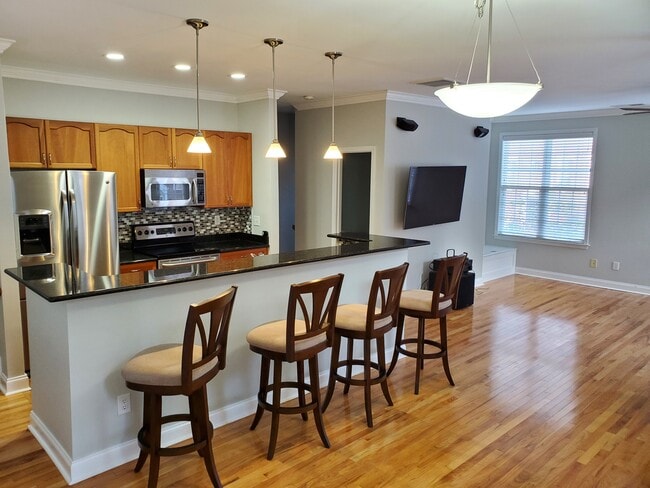 Los taburetes de bar estaban incluidos. - 9503 Westchire Ct