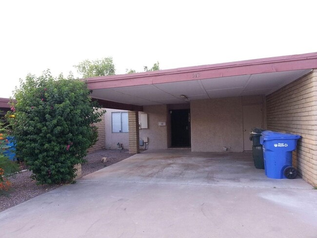 Building Photo - 2 bedroom townhome in Phoenix