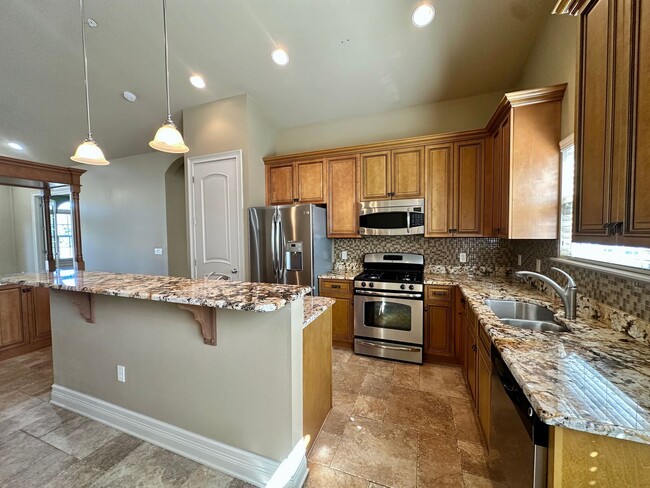 Building Photo - Spacious Haile Plantation Apartment – 3BR/2BA with Over 2,000 Sq. Ft. | Pet Friendly & Prime Loca...