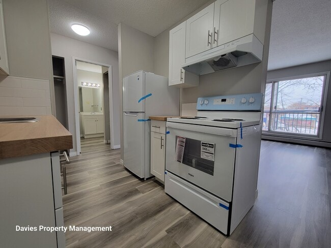 Photo - 10140-10156 156 St NW Unit 305