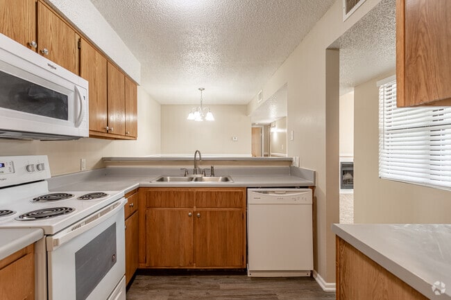 2BR, 2BA - 978SF