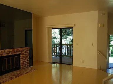 Building Photo - Welcome home to this bright, spacious, top-floor Unit Apt 330