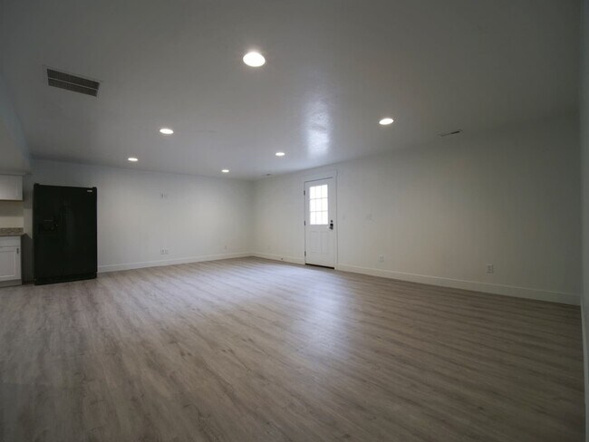 7042 W Knowley Rd