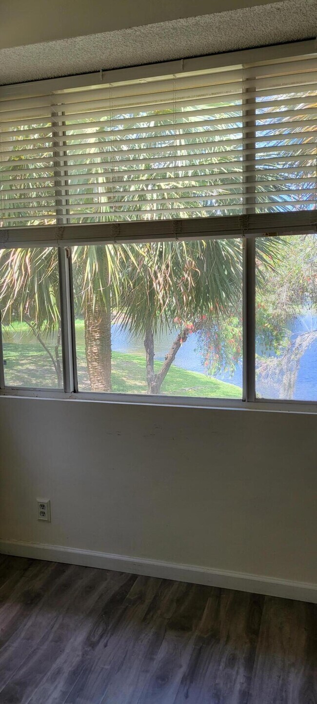 Photo - 611 Lyons Rd Unidad 8202