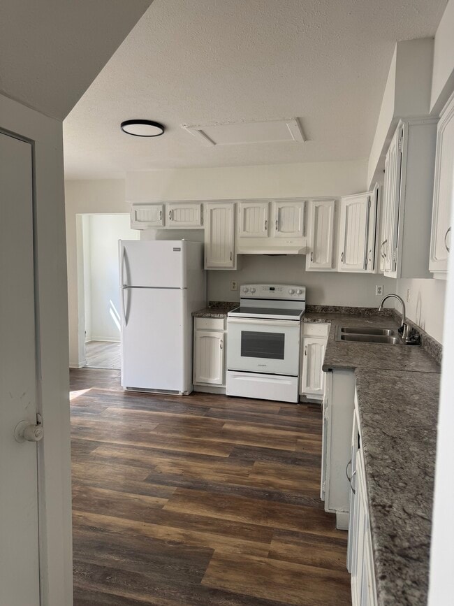 Photo - 1301 Clifton Ave Unit 3 bedroom, 2 full baths Spfld apartment