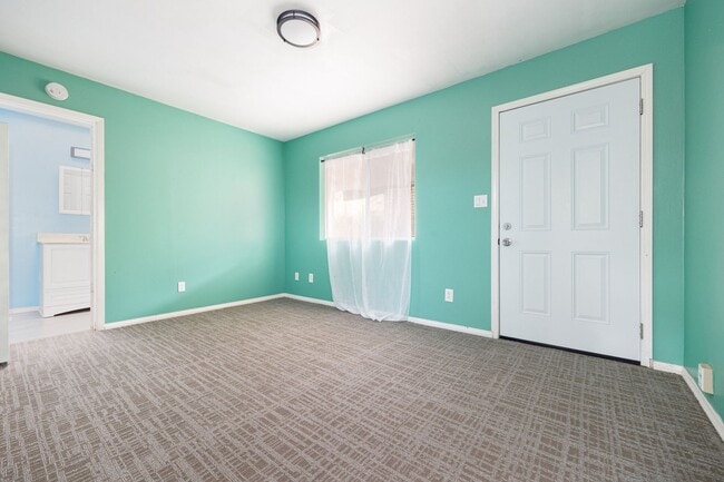 Photo - Beautiful Detached 1 Bedroom Home in Lakeside!