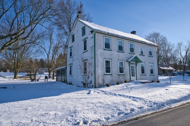 Photo - Beautiful 4 Bedroom Farm House