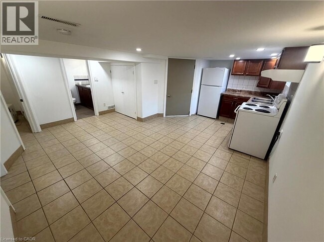 Photo - 98 Limeridge Rd E