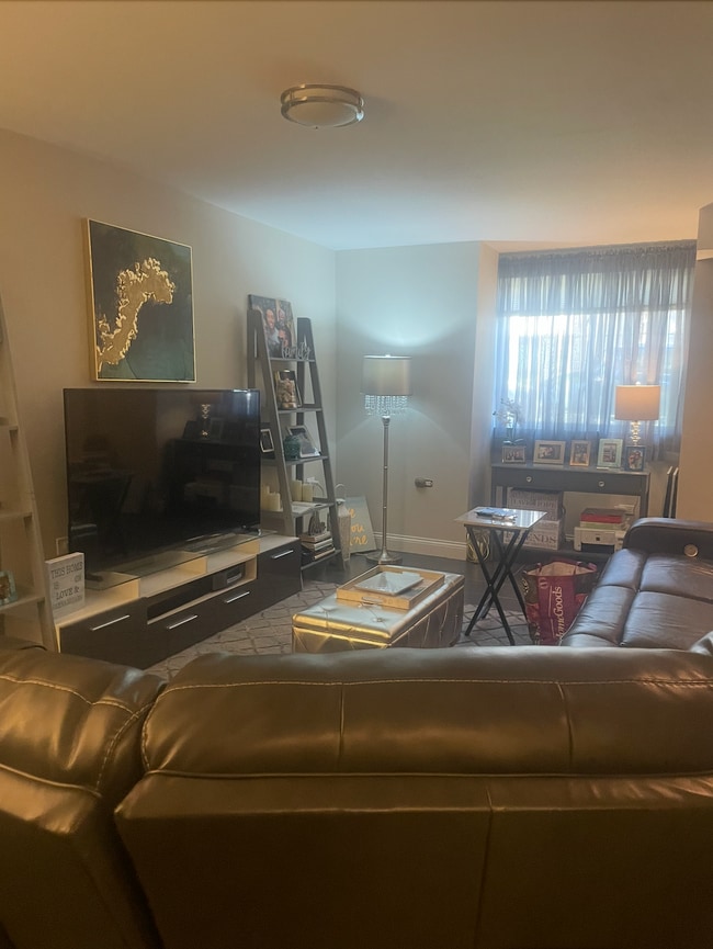 Living Room - 4345 S Berkeley Ave Unit Garden