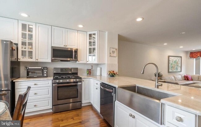 Photo - 2074 Yorktown S
