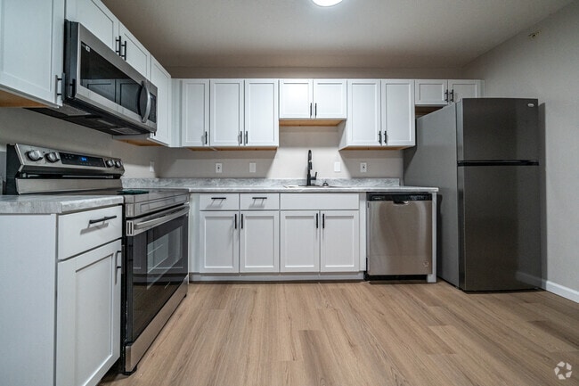 2BR, 1BA - 900SF (Updated) - Kitchen