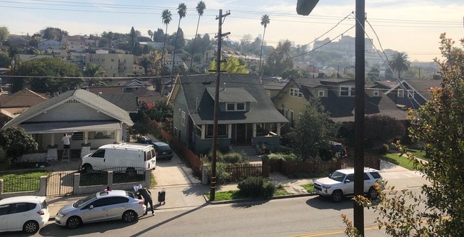 Building Photo - 937 N Benton Way Unit 3