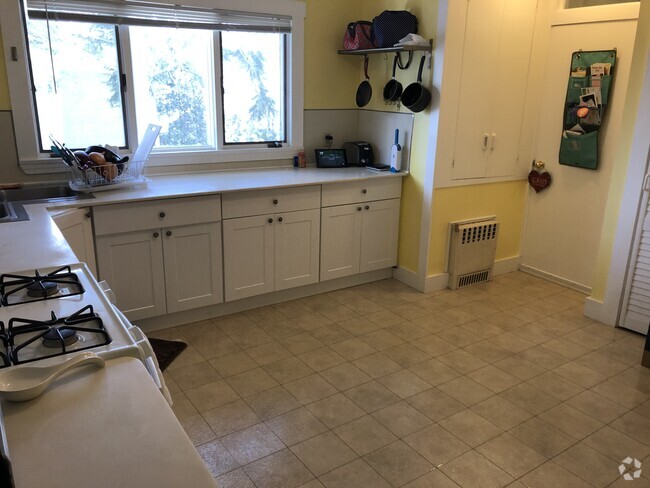 Building Photo - 27 Bartlett Ave Unit 2 Rental