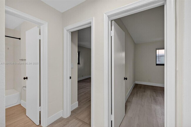 Photo - 615 NE 26th St Unidad 8