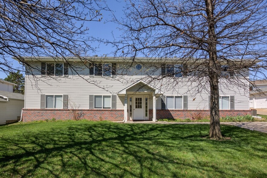 Exterior of Grenta Oaks.
