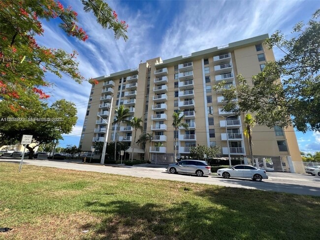 Building Photo - 2000 NE 135th St Unit 905