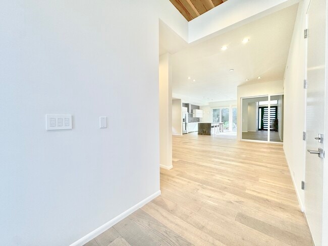 Photo - 12452 Beatrice St